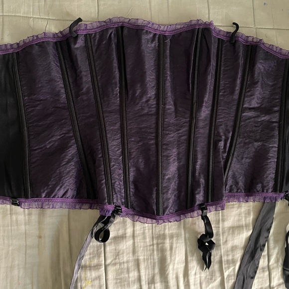 Frederick’s of Hollywood. Purple and black lace Corset. Size 34 - Picture 7 of 8